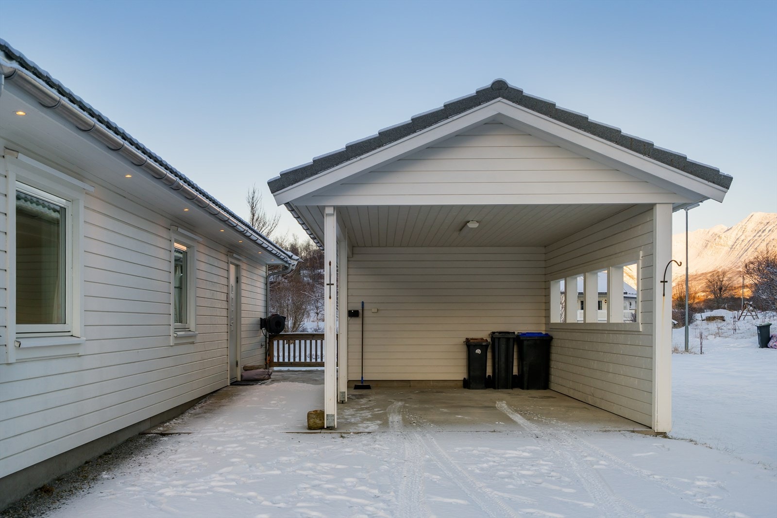 Parkering i carport med ladeboks for elbil Galleribilde