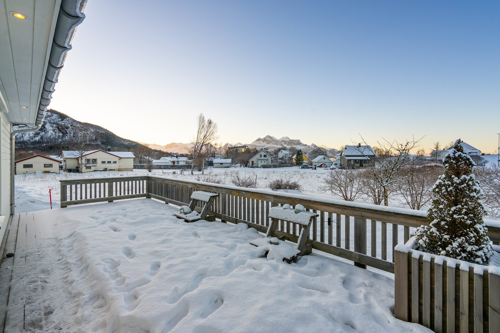 Romslig terrasse/platting på ca. 31 kvm samt tilhørende plenareal - perfekt for både avslapning og sosiale sammenkomster Galleribilde