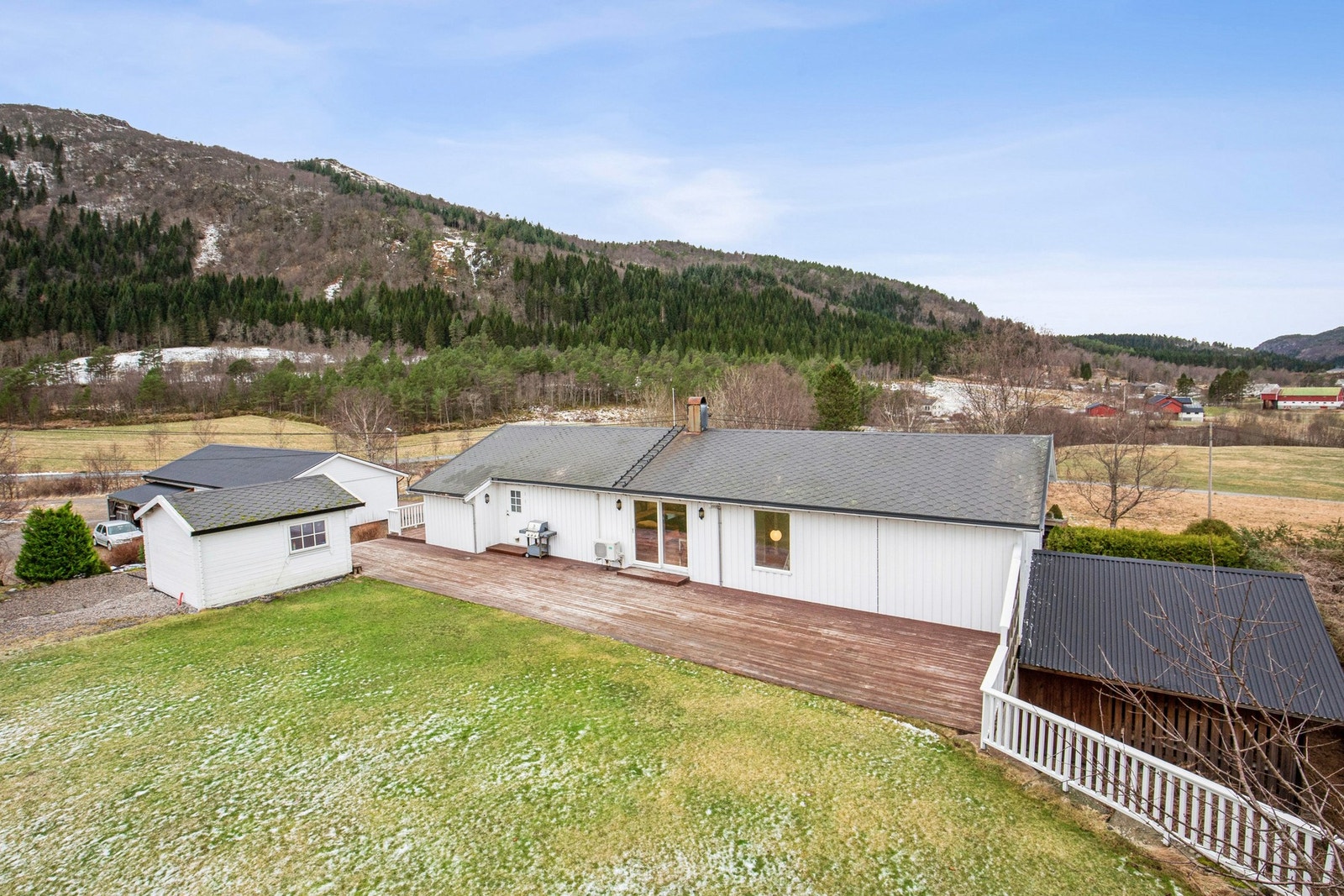 Fra stue er det utgang til solrik uteplass Galleribilde