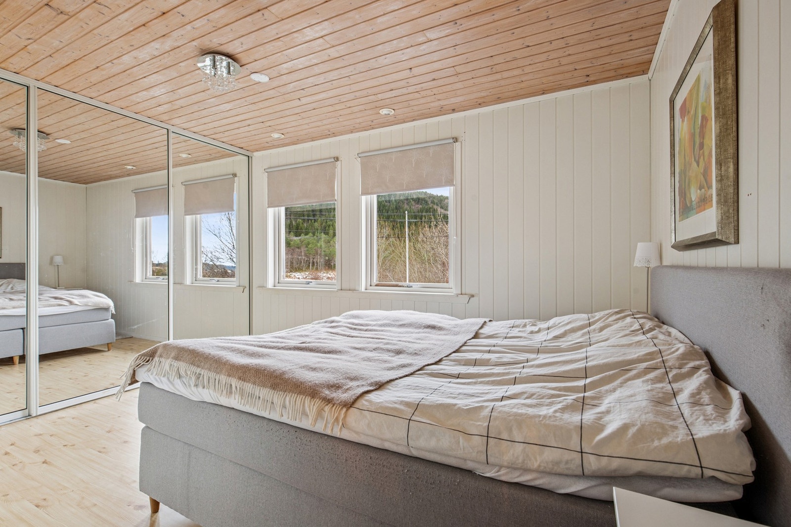 Arbeidsrom med skyvedørsgarderobe Galleribilde