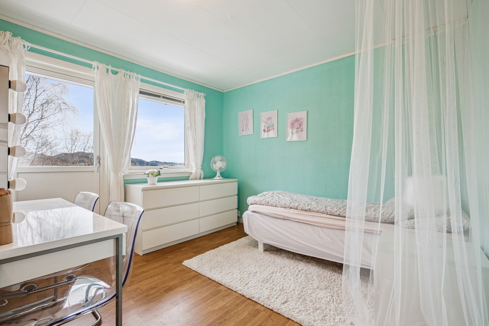 Soverom 1. etasje, med utgang til balkong Galleribilde