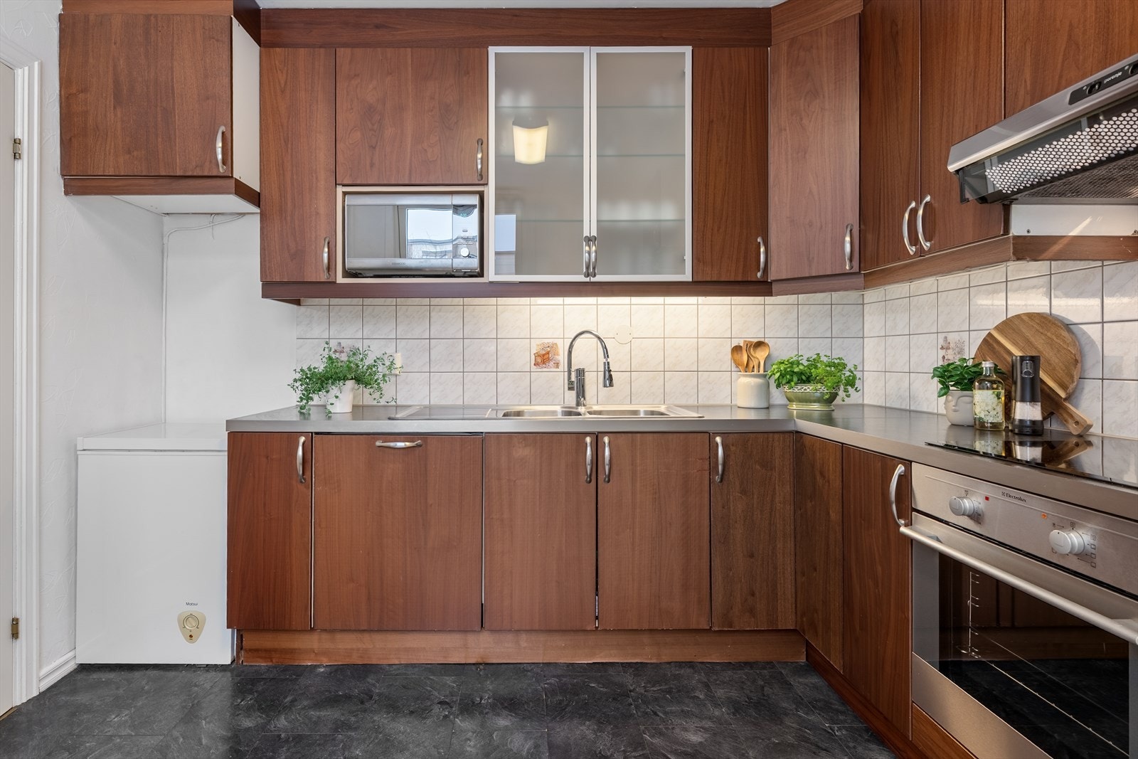 Kjøkkenet er innredet med komfyr, induksjon platetopp, oppvaskkum og oppvaskmaskin. Galleribilde