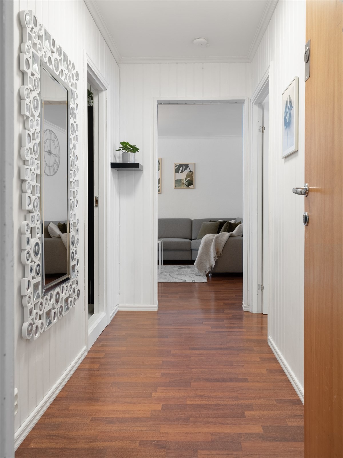 Velkommen inn! Fra entreen er det adkomst til bad, separat wc og et av soverommene. Galleribilde