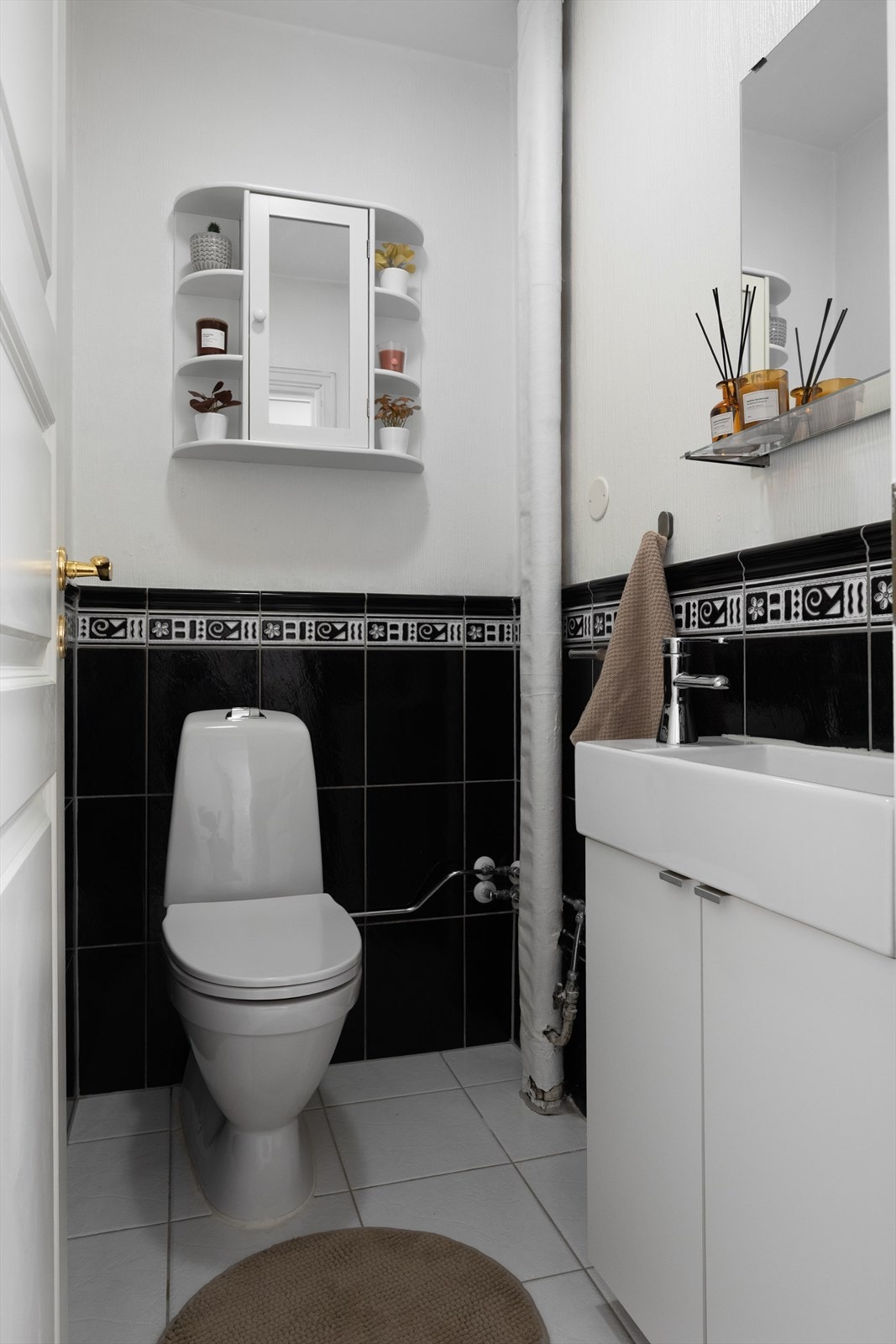 Leiligheten har separat toalettrom med flislagte overflater. Galleribilde