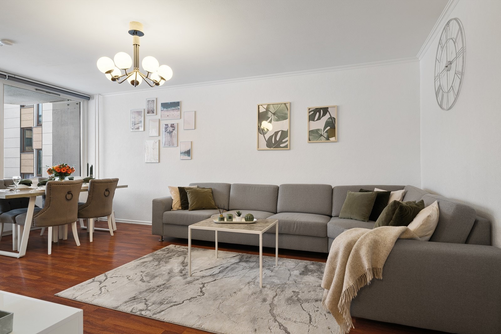 Stuen byr på en luftig planløsning som gir god romfølelse og fleksible møbleringsmuligheter. Galleribilde