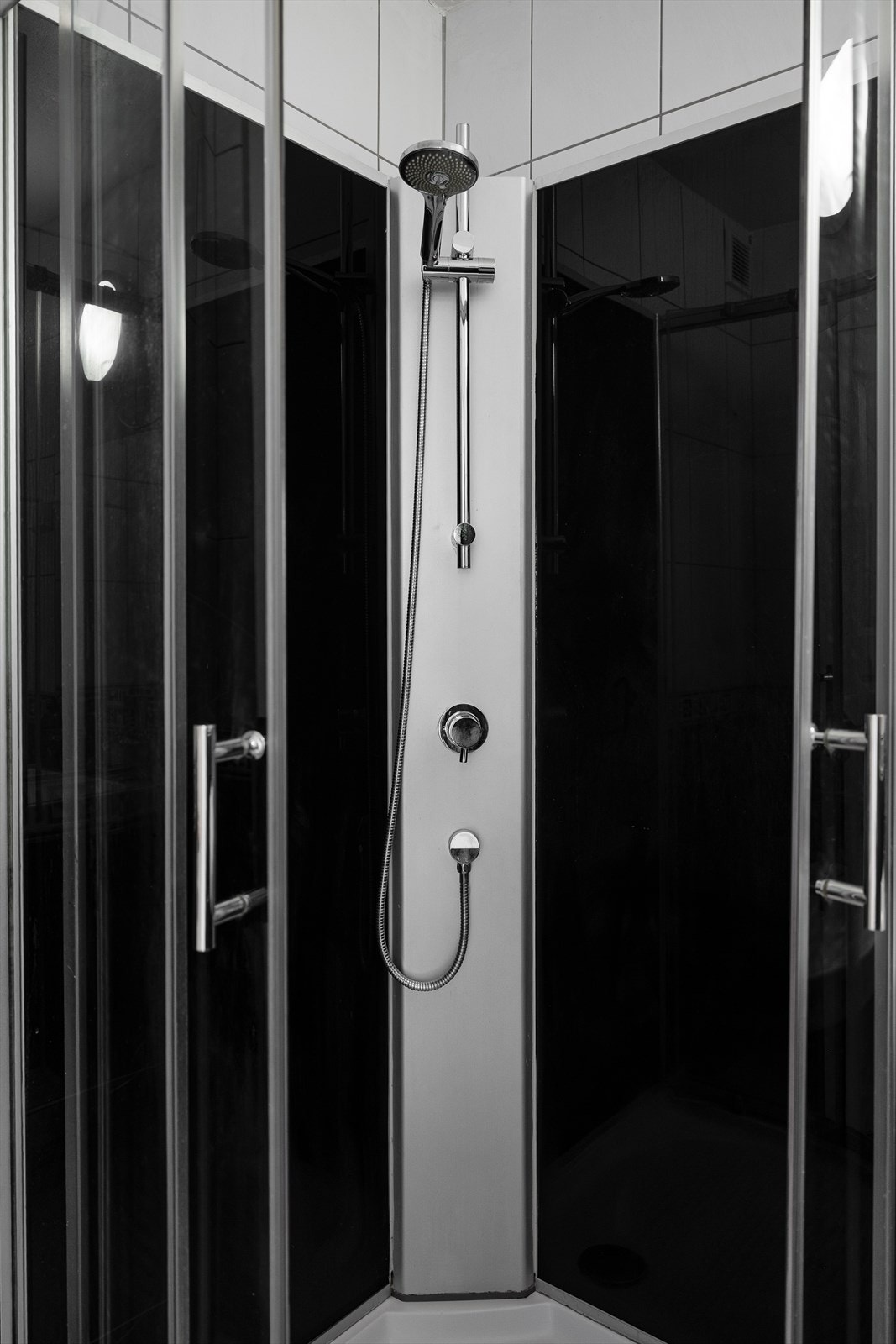 Baderomsinnredningen er bestående av servant med skuffeseksjon, speil, veggskap og dusjkabinett. Galleribilde