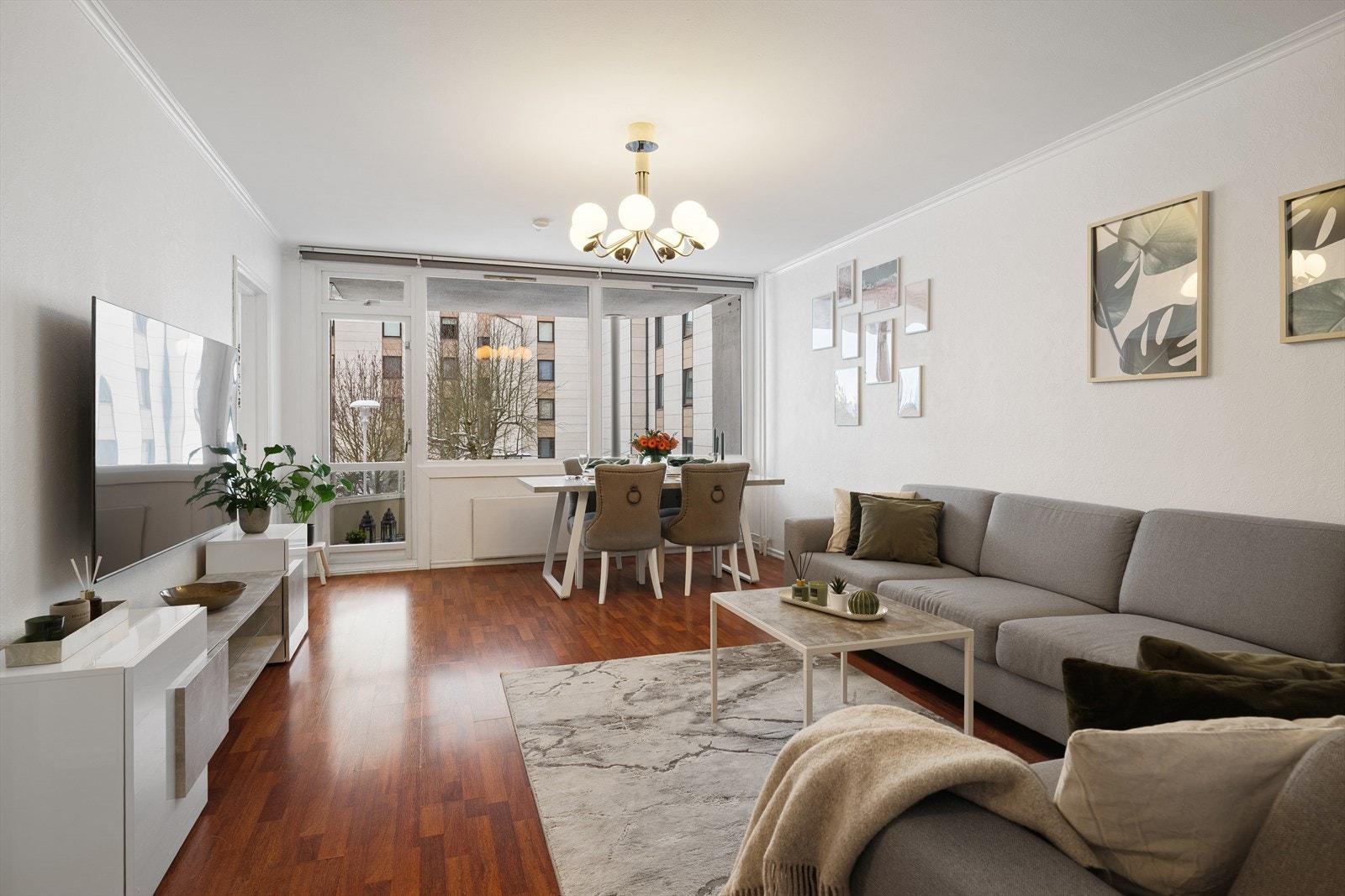 De store vindusoverflatene gir rikelig med lysinnslipp. Galleribilde