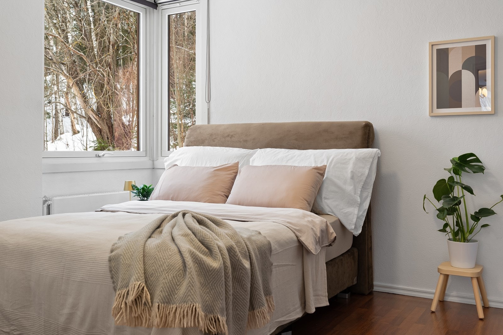 Her er det plass til dobbeltseng med nattbord, samtidig som rommet oppleves ryddig og luftig. Galleribilde