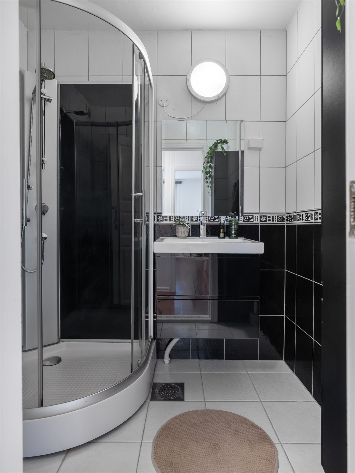 Helfliset bad med ny baderomsinnredning fra 2020. Galleribilde