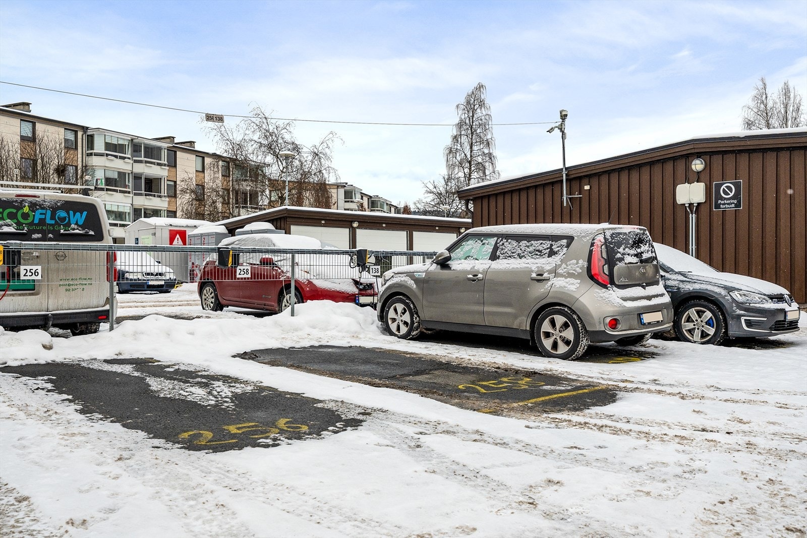 Det medfølger en biloppstillingsplass ute med elbillader. Galleribilde