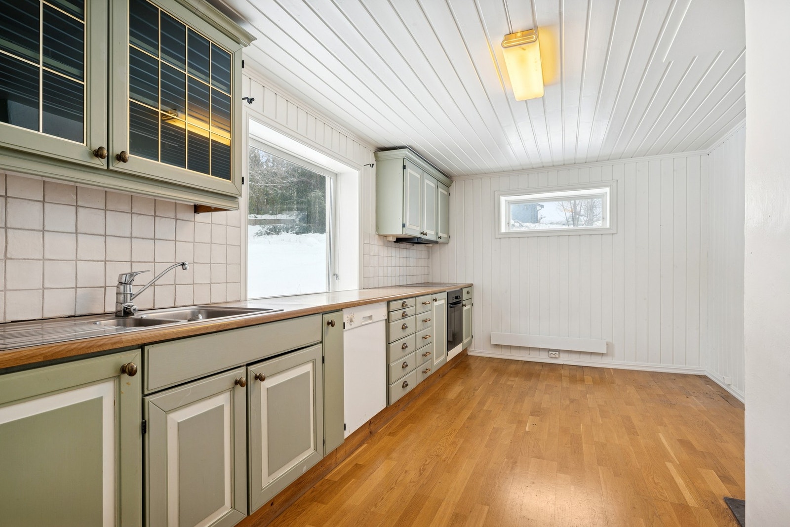 Et romslig kjøkken med fin plass til kjøkkenbord. Galleribilde