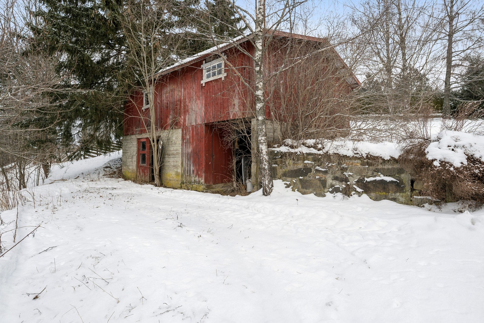 Uthuset har sin sjarm og har godt med oppbevaringsmuligheter. Galleribilde