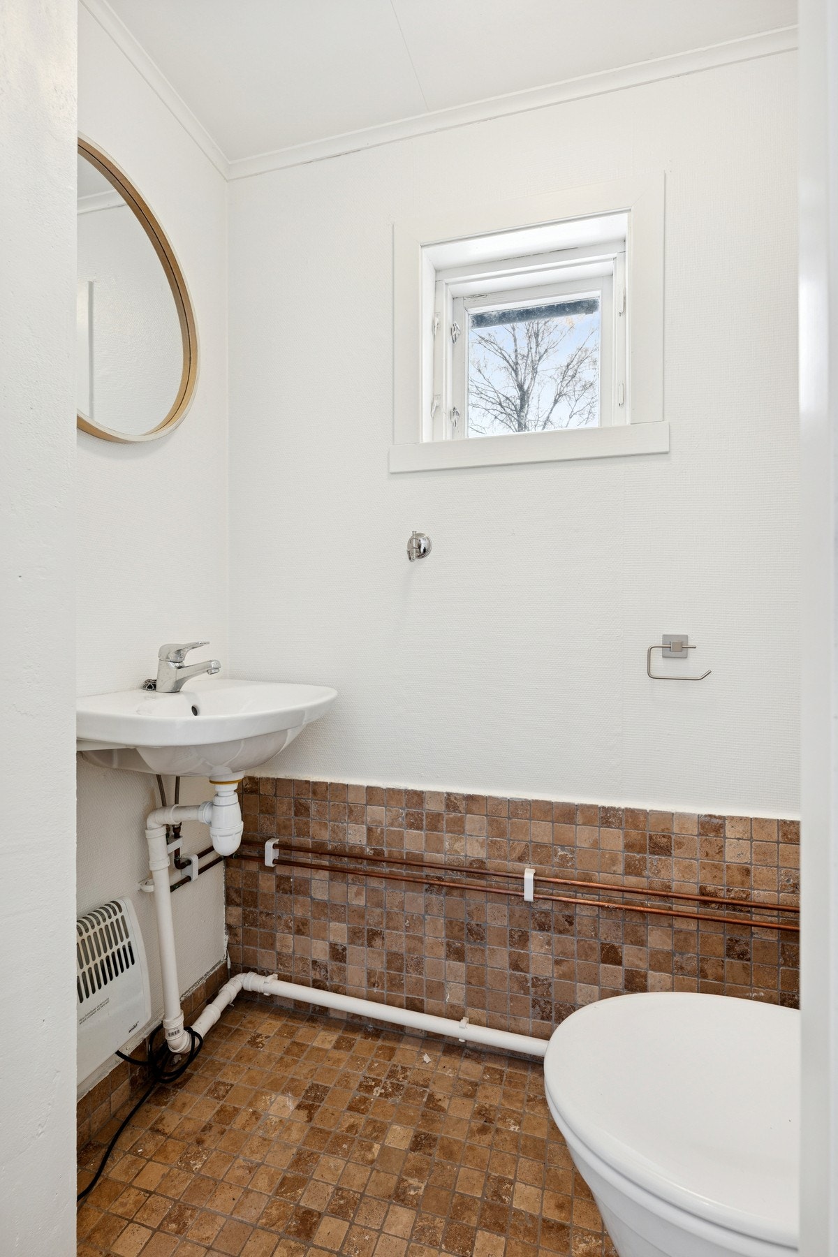 I boligens 1. etasje finner du et baderom og et toalettrom. Galleribilde