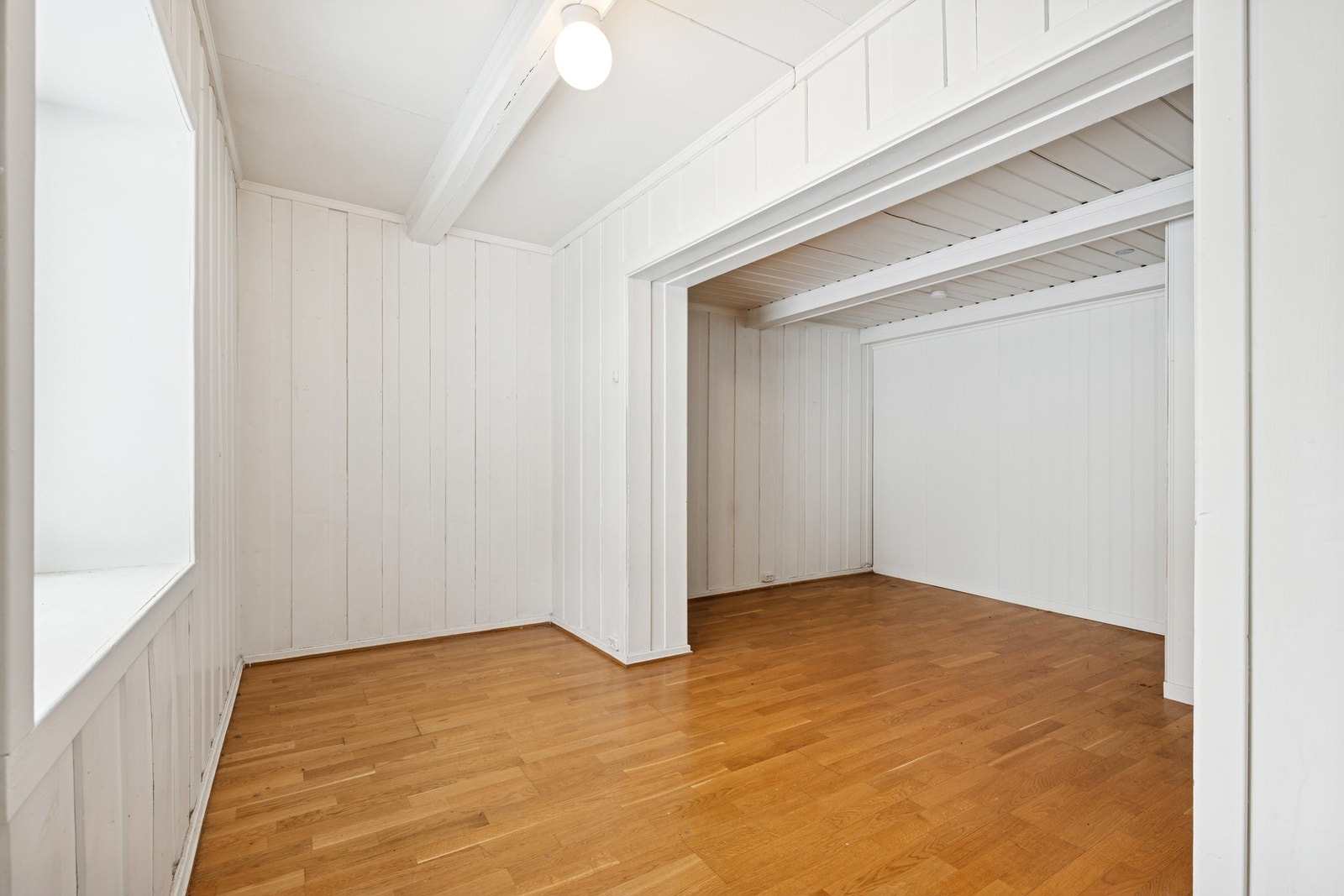 Innred en del med spisestue og den andre med sofagruppe og annet møblement. Galleribilde