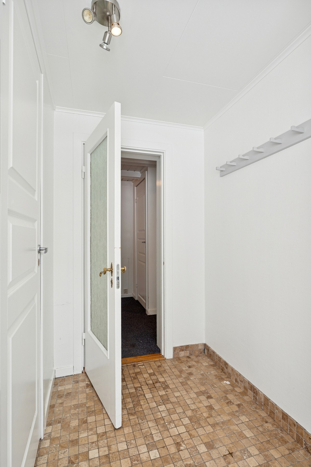 Velkommen inn - lys entré med fin plass til å hensette sko og yttertøy. Galleribilde