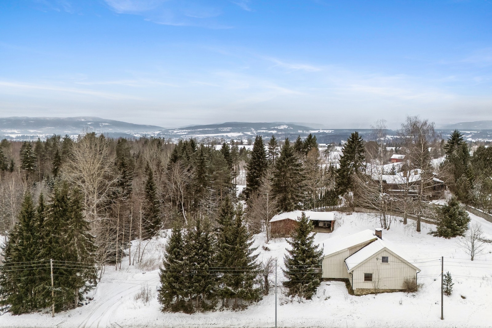 Fra eiendommen er det kort vei til Haugsbygd skole, barnehage og butikk. Galleribilde