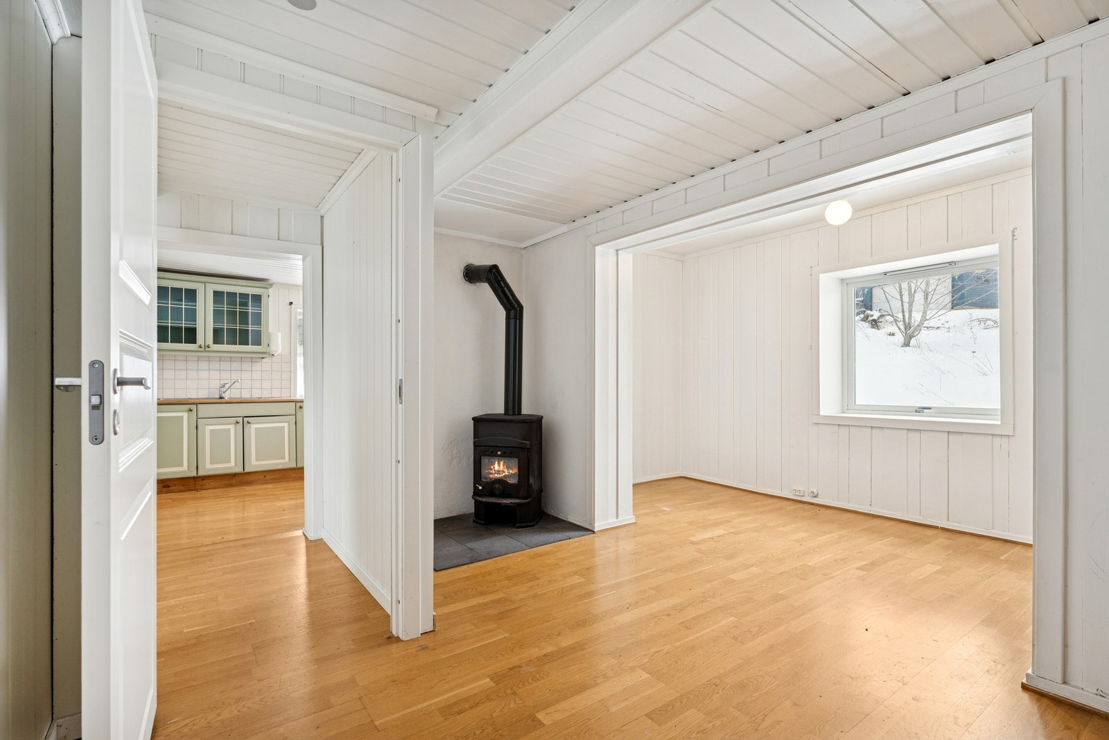 Videre kommer du til boligens stue som er naturlig delt inn i to soner. Galleribilde