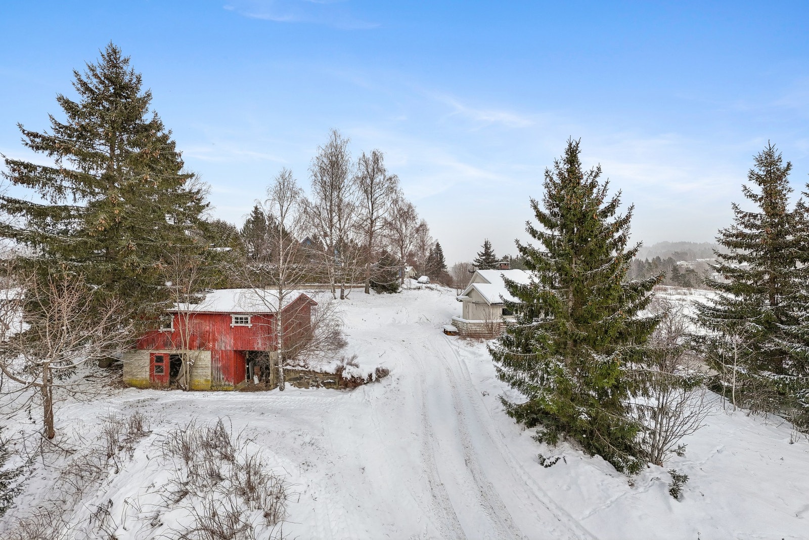 På eiendommen står det også et uthus. Galleribilde