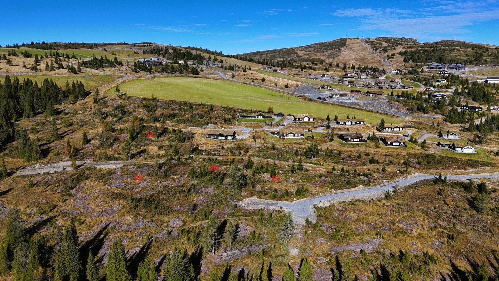 Tomtene har en sør-vest vendt beliggenhet ca. 970 moh. Tomteareal er fra ca. 1450- 1700 m² og har god utnyttelsesgrad. Galleribilde