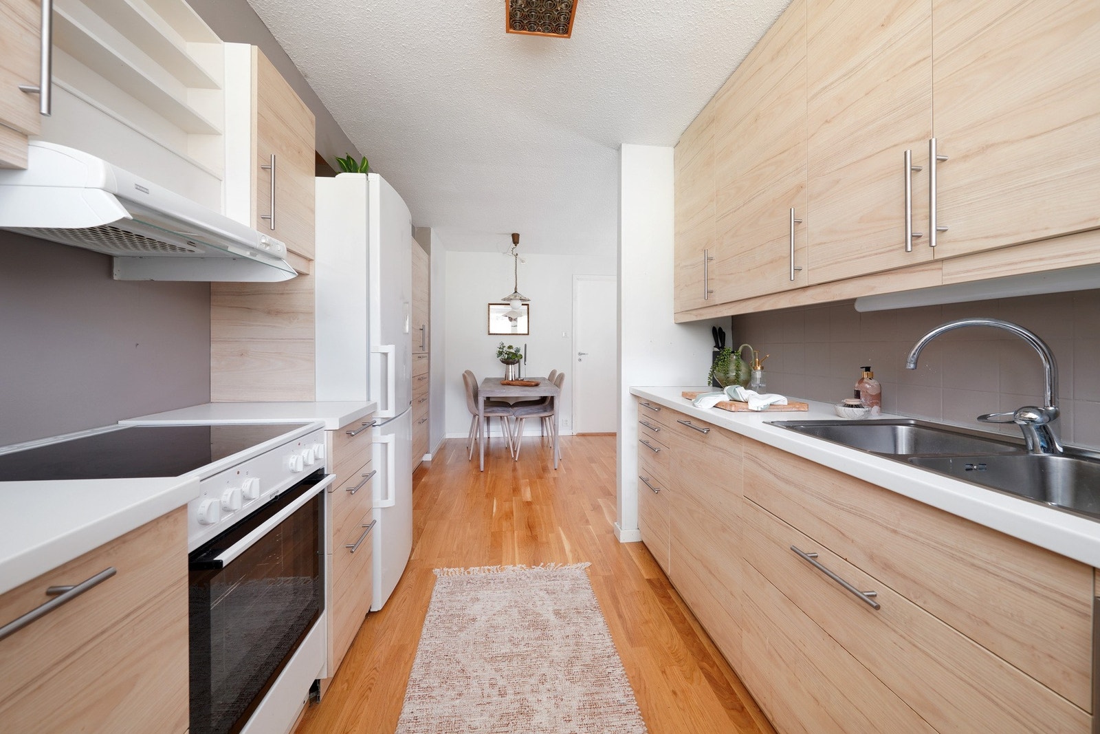 Ikea kjøkken fra 2019 byr på rikelig med skap- og benkeplass. Galleribilde