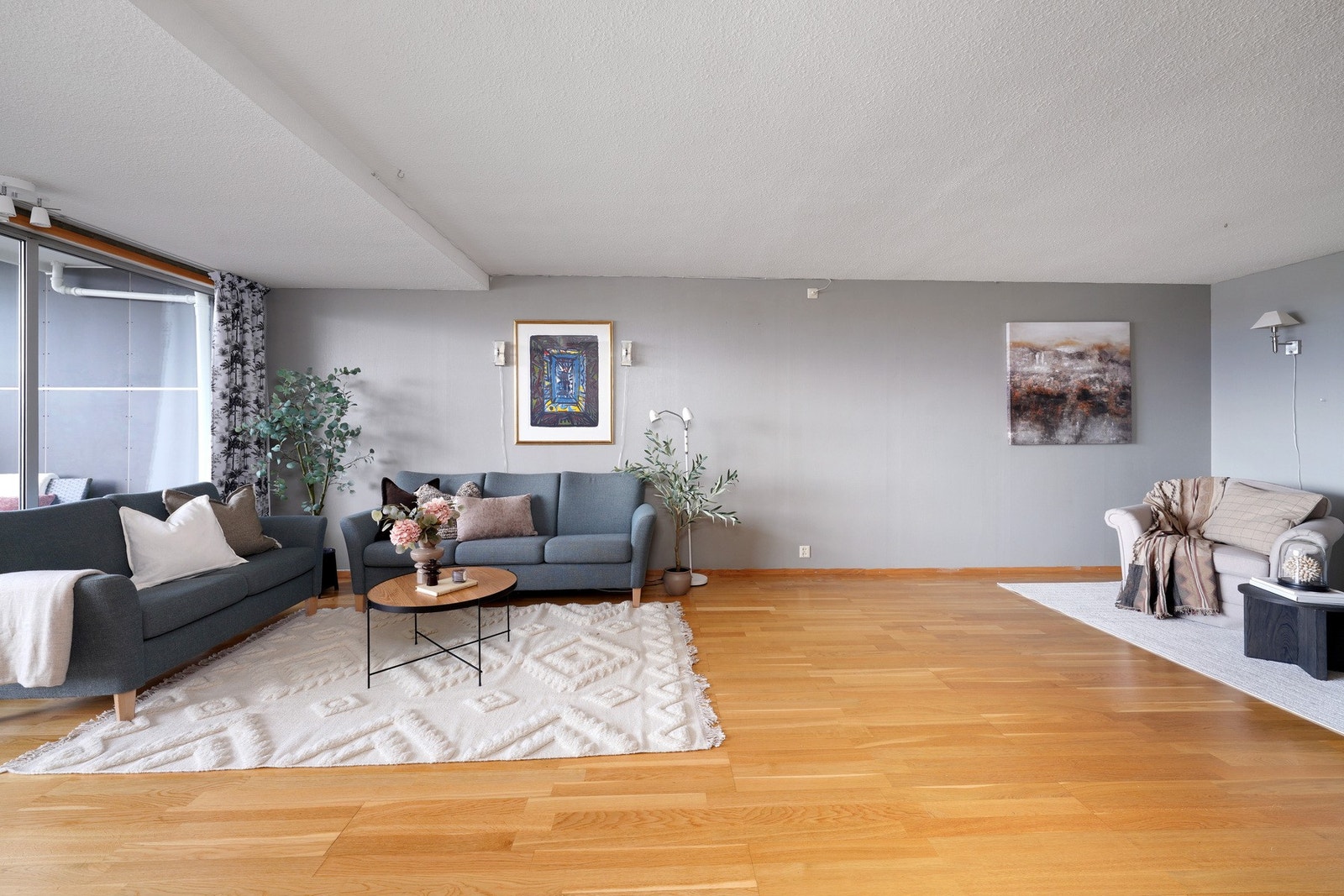 Fra stuen er det utgang til herlig innglasset balkong. Galleribilde