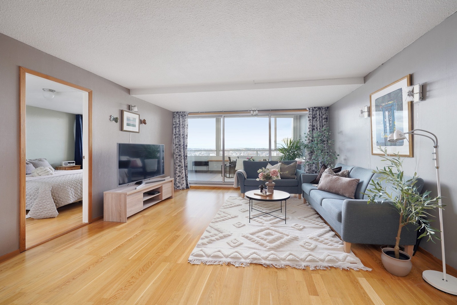 Parkett på gulv mens vegger er malt i lyse farger. Galleribilde