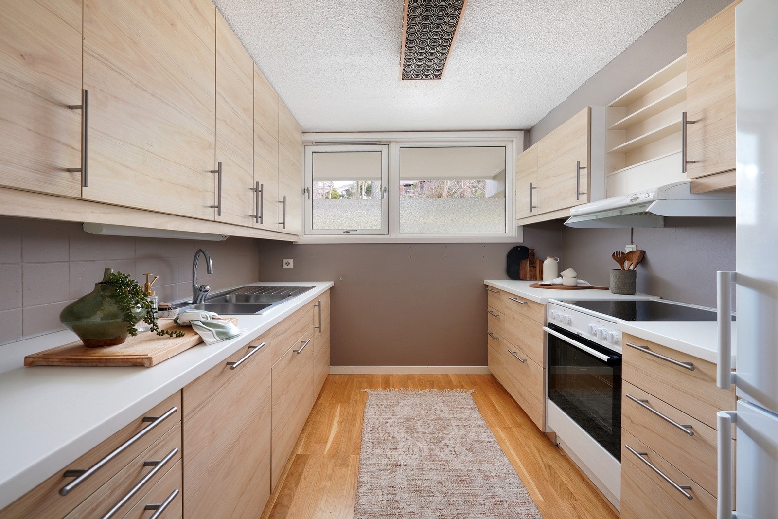 Kjøkken med hvitevarer som medfølger handelen. Galleribilde