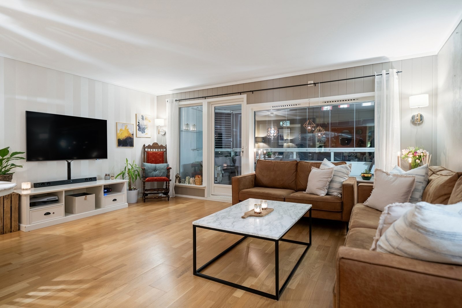 Fra stuen har du utgang til innglasset balkong Galleribilde