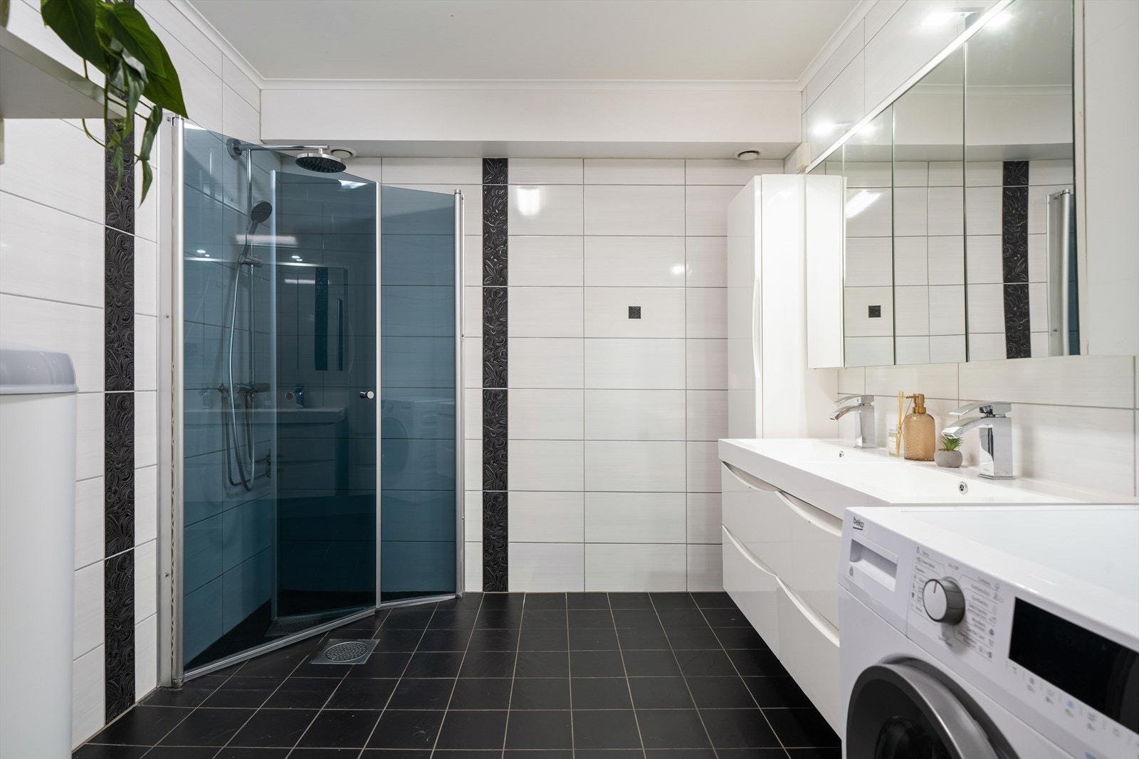 Romslig bad med stort dusjhjørne, god skapplass og opplegg for vaskemaskin Galleribilde