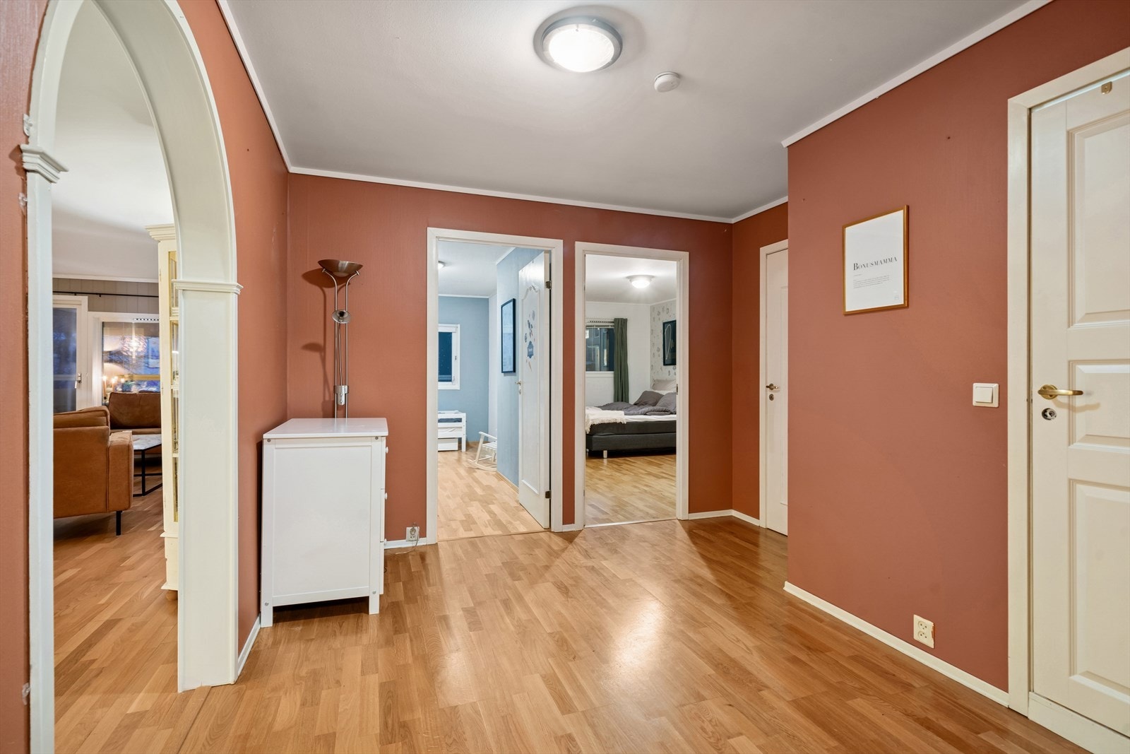 Hallen leder til de aller fleste rom i leiligheten Galleribilde