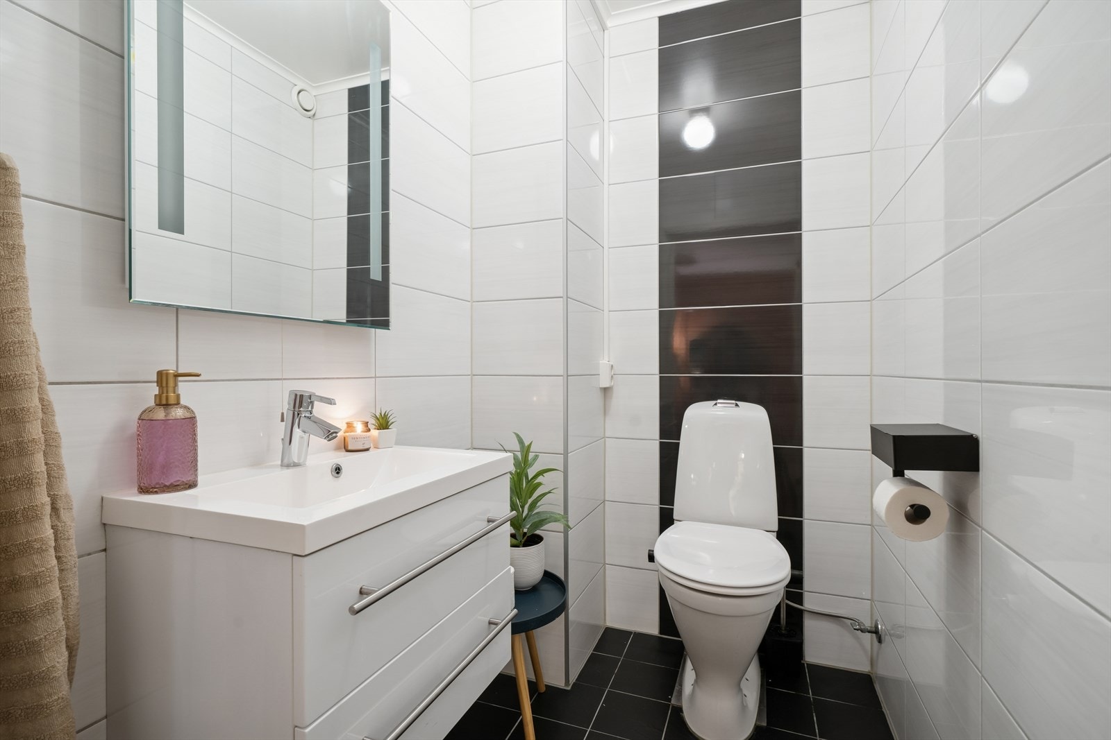 Praktisk separat toalettrom for de travle morentimene Galleribilde