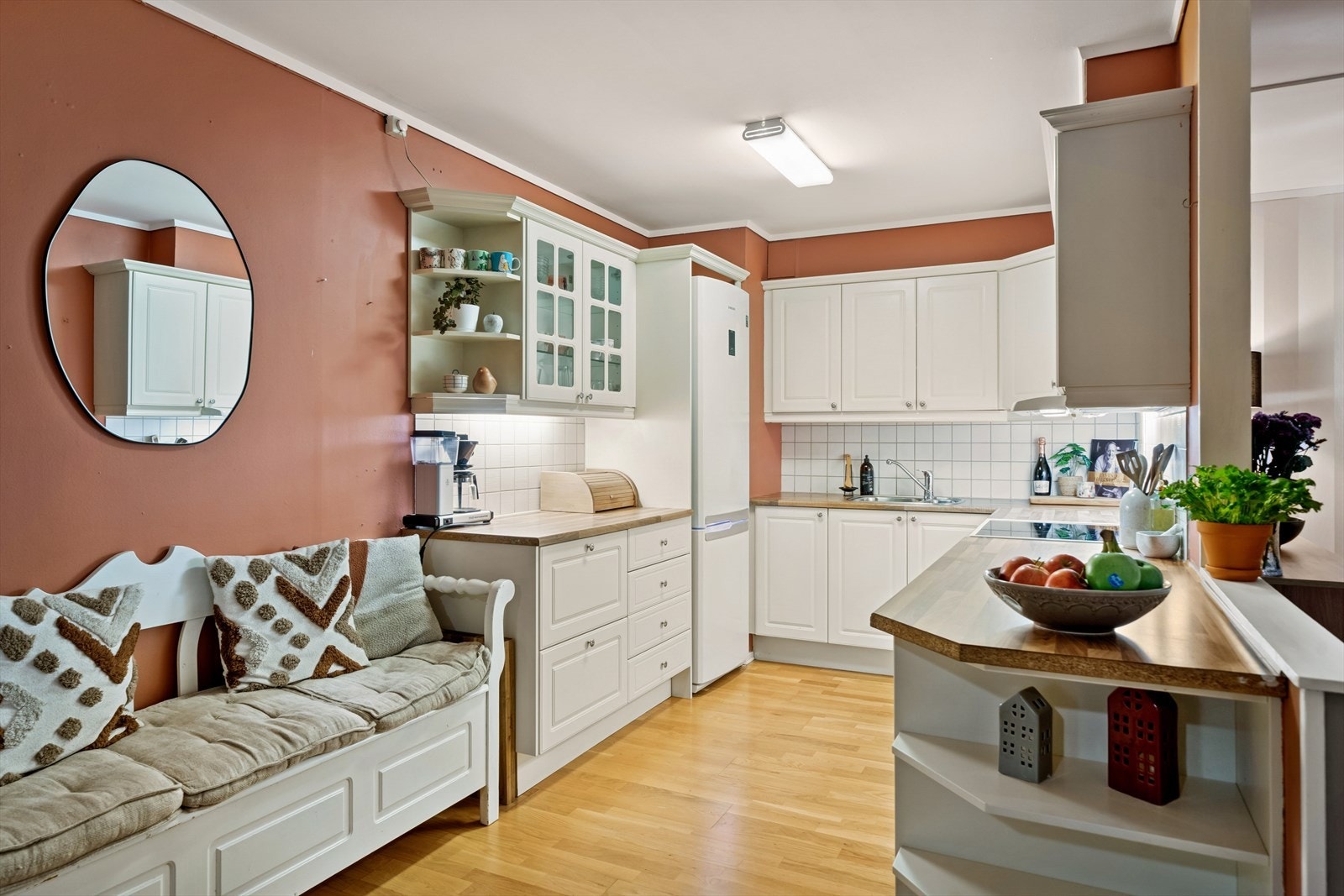 Tidløst og praktisk kjøkken hvor det er god arbeidsplass Galleribilde