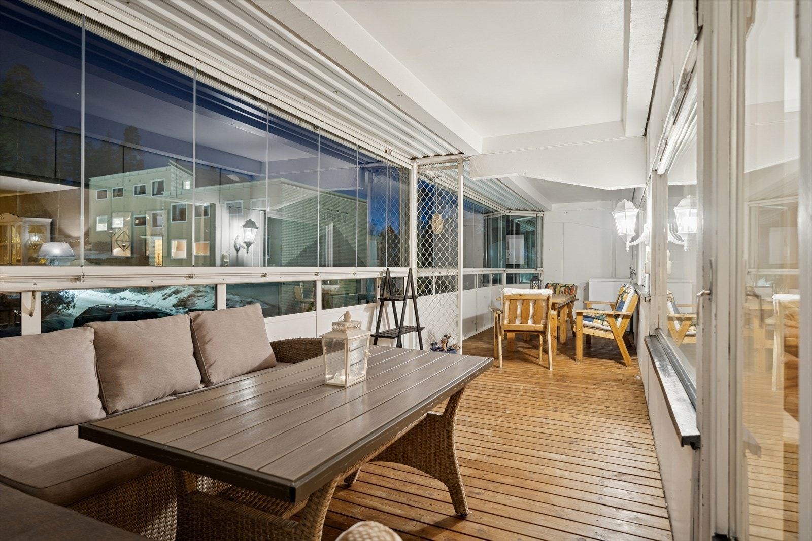 Innglasset balkong som fungerer som en forlengselse av stuen Galleribilde