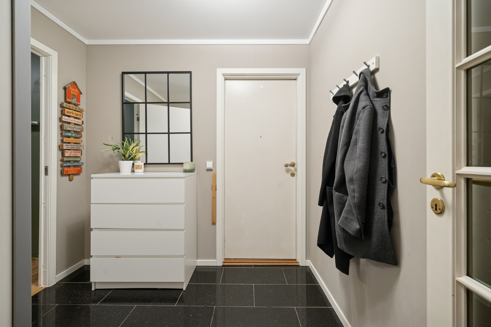 Praktisk og romslig entre med god oppbevaringsplass Galleribilde