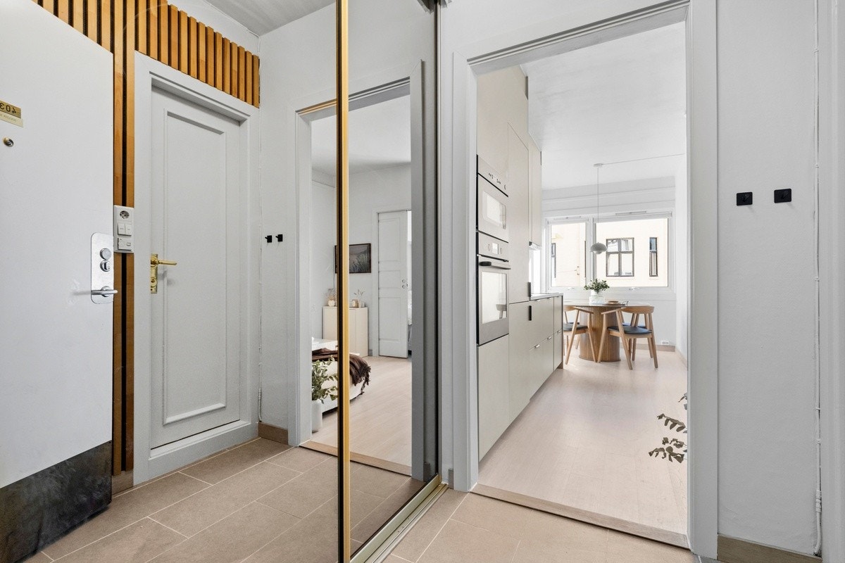 Stort garderobeskap i gangen Galleribilde