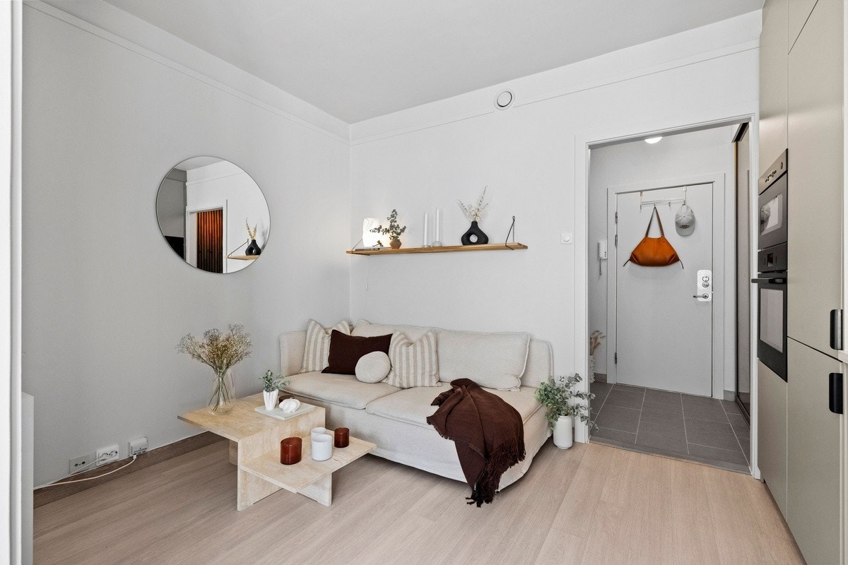 Gulvet er dekket med laminat, mens veggen er dekket med lyse toner som bidrar til lyst og praktisk oppholdsrom Galleribilde