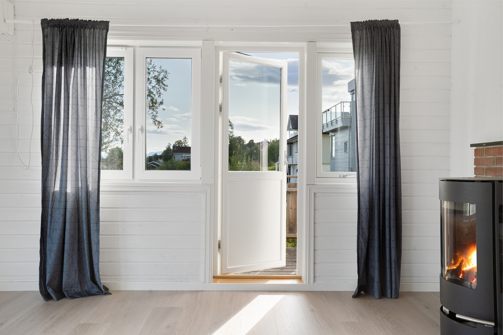 Utgang mot sørvendt veranda direkte fra stuen.