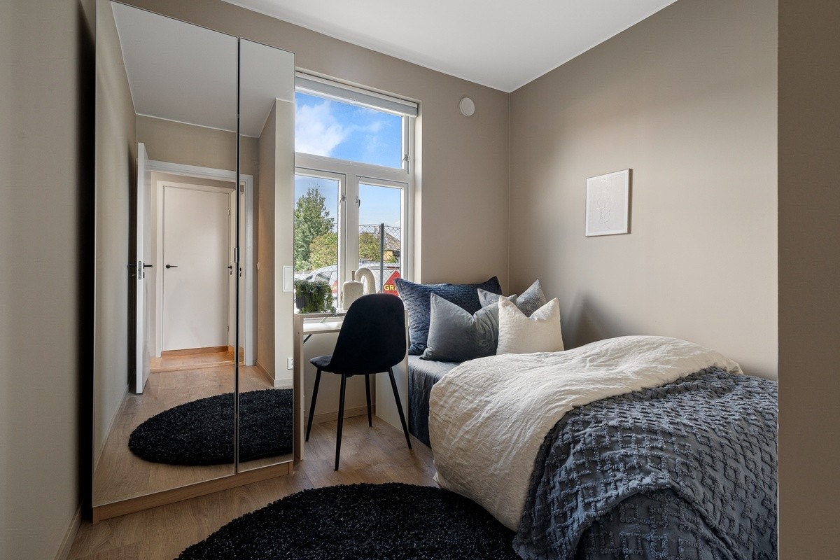 Garderobeskap med speilfronter, seng (120cm), pult, stol, panelovn og solskjerming medfølger alle soverom. Dette er Neptun. Galleribilde