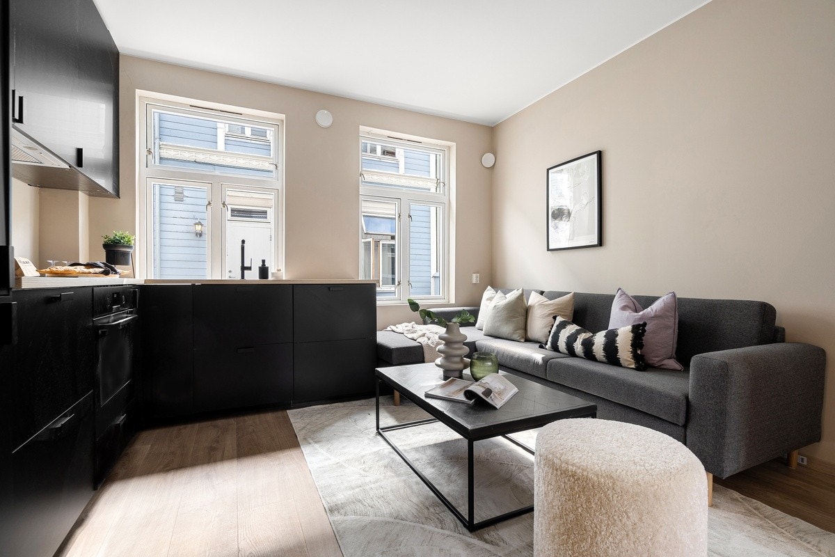 Hele leiligheten ble totalrenovert i 2023. Nytt moderne kjøkken og nytt bad. Store vinduer gir mye lysinnslipp. Galleribilde