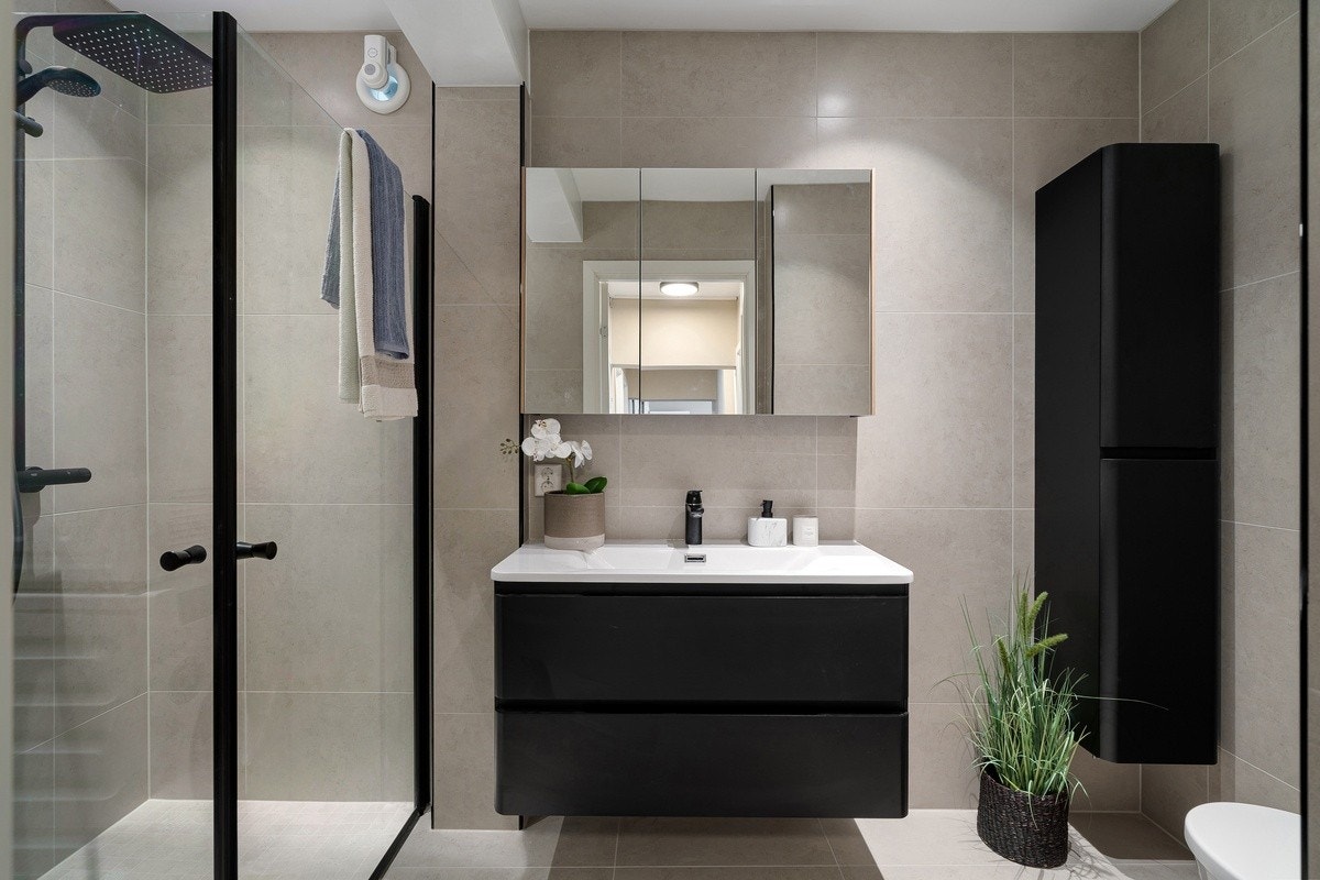 Delikat bad med storformatflis, varme i gulv, spotter mm. Hele leiligheten ble rehabilitert i 2023. Galleribilde