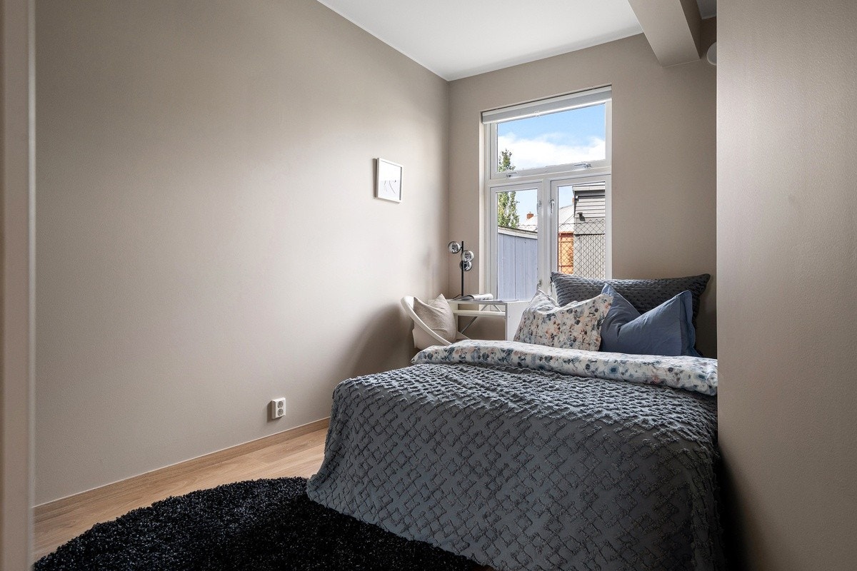 Garderobeskap med speilfronter, seng (120cm), pult, stol, panelovn og solskjerming medfølger alle soverom. Dette er Merkur. Galleribilde