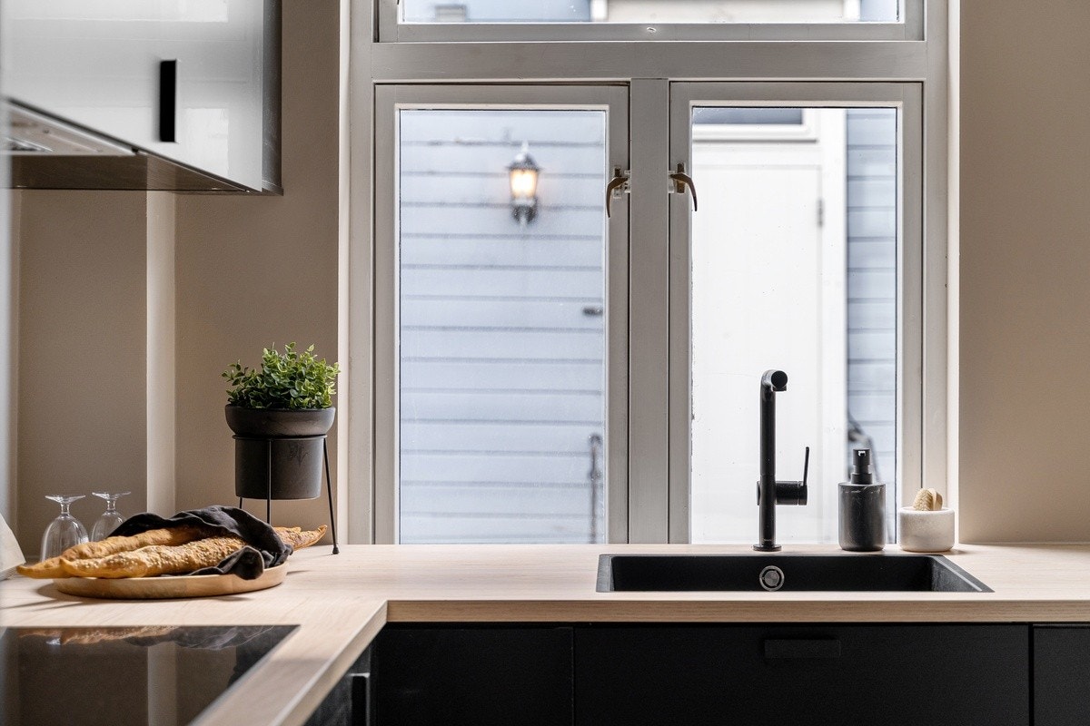 Hele leiligheten ble totalrenovert i 2023. Nytt moderne kjøkken og nytt bad. Store vinduer gir mye lysinnslipp. Galleribilde