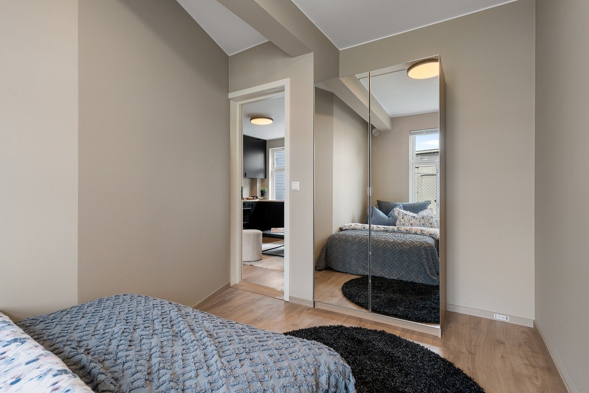 Garderobeskap med speilfronter, seng (120cm), pult, stol, panelovn og solskjerming medfølger alle soverom. Dette er Merkur. Galleribilde