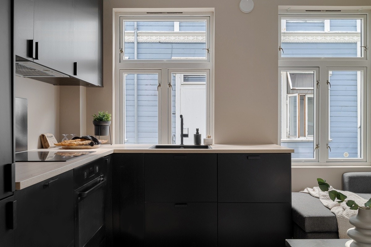 Hele leiligheten ble totalrenovert i 2023. Nytt moderne kjøkken og nytt bad. Store vinduer gir mye lysinnslipp. Galleribilde