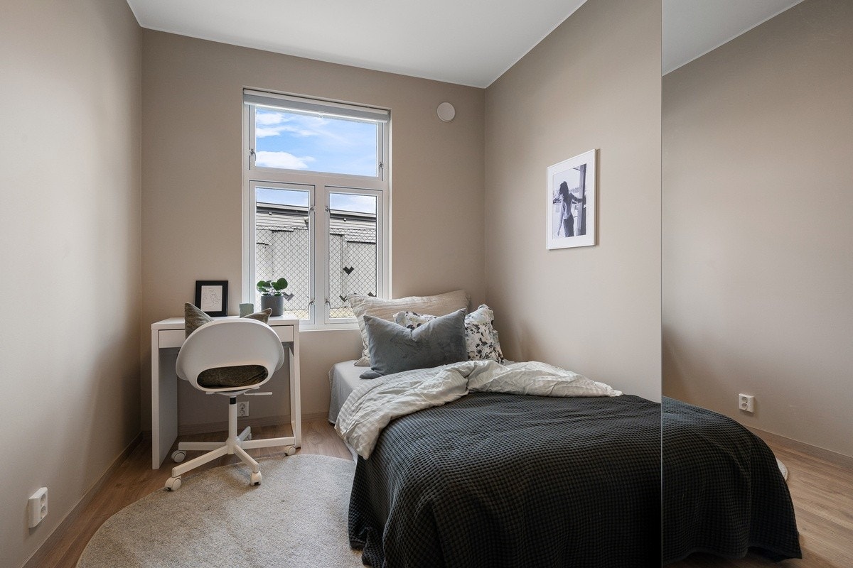 Garderobeskap med speilfronter, seng (120cm), pult, stol, panelovn og solskjerming medfølger alle soverom. Dette er Solen. Galleribilde