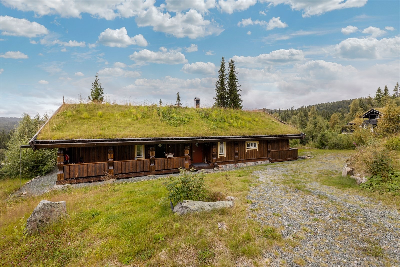 Romslig tomt hovedsakelig bestående av naturtomt, med fjell og naturlig vegetasjon. Byggegrunn av sprengsteinsfylling. Galleribilde