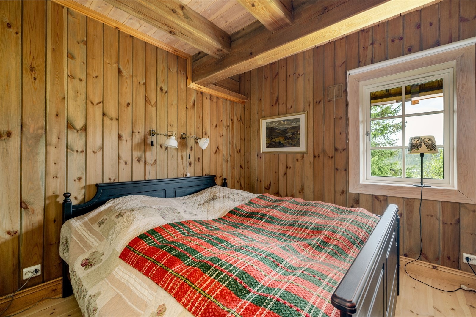 Hytta har i dag 5 sengeplasser, som er fordelt på tre gode soverom i hovedetasjen. Galleribilde