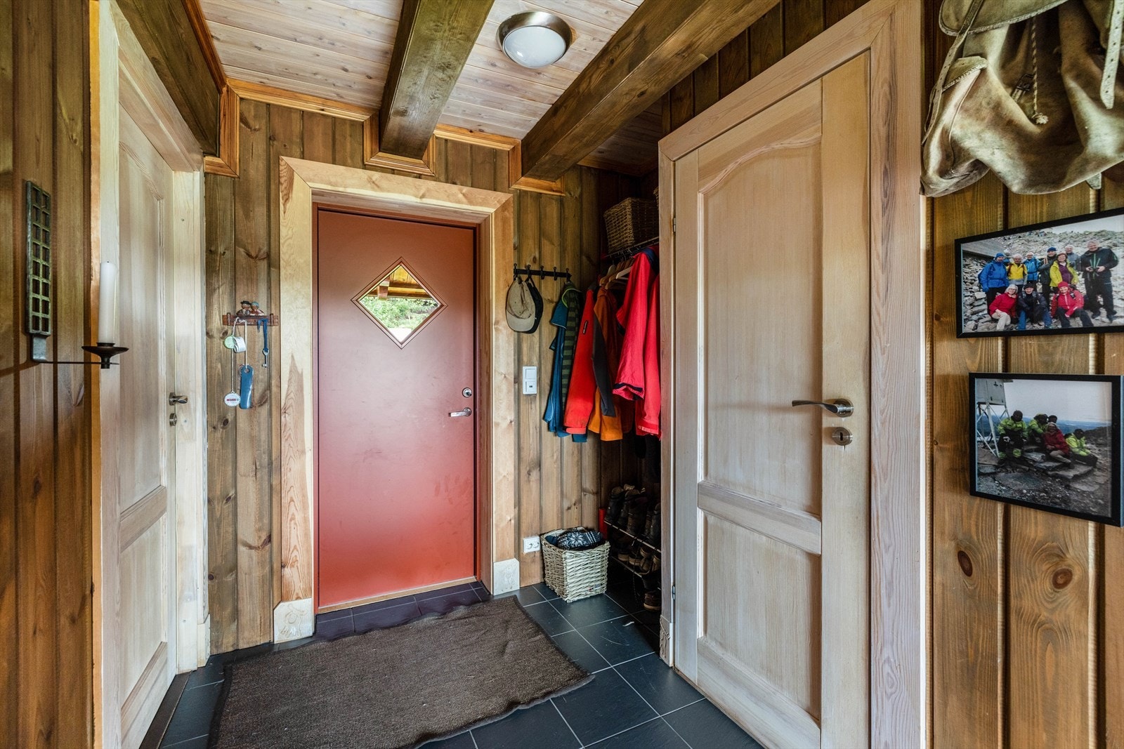 Beiset trepanel på vegger og trepanel i tak. Praktisk tilliggende vaskerom og adkomst til lakkert tretrapp til hems. Galleribilde