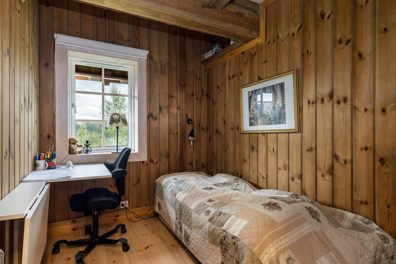 Soverommene har overflater i lune fargetoner, med med heltregulv og beiset panel på vegger, samt trepanel i tak. Galleribilde