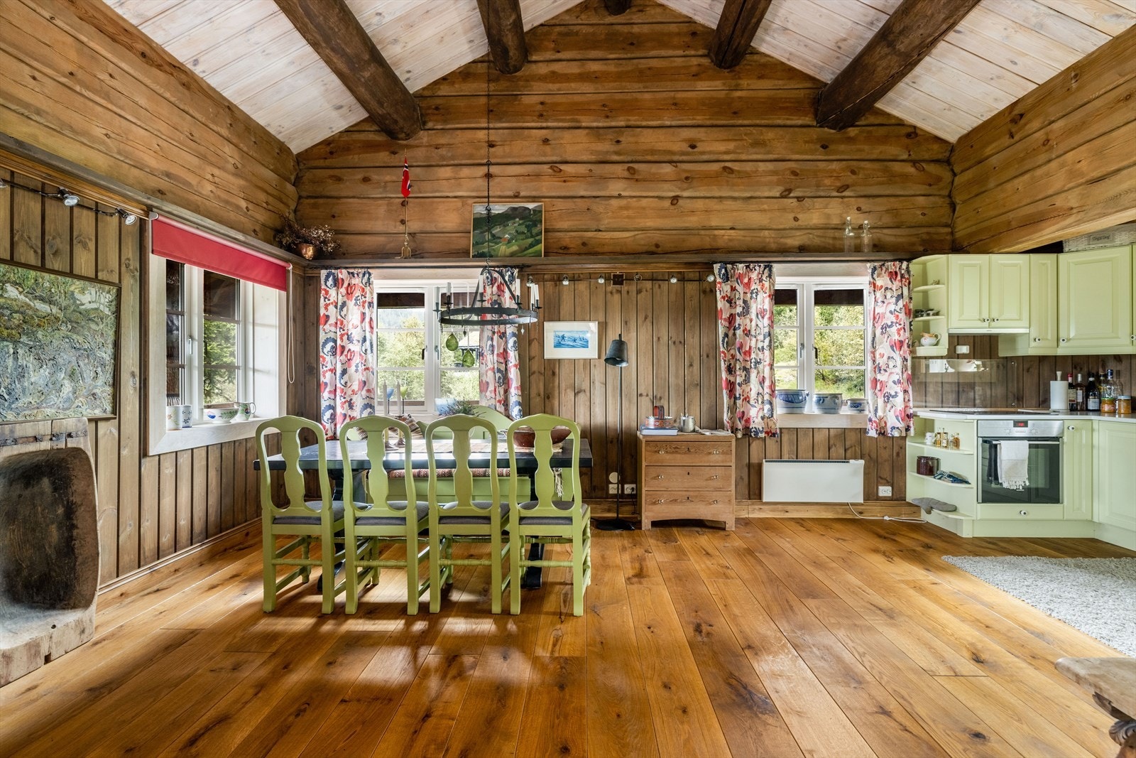 Hyggelig stue av god størrelse, med åpen kjøkkenløsning og åpen himling, som skaper en god og luftig romfølelse. Galleribilde